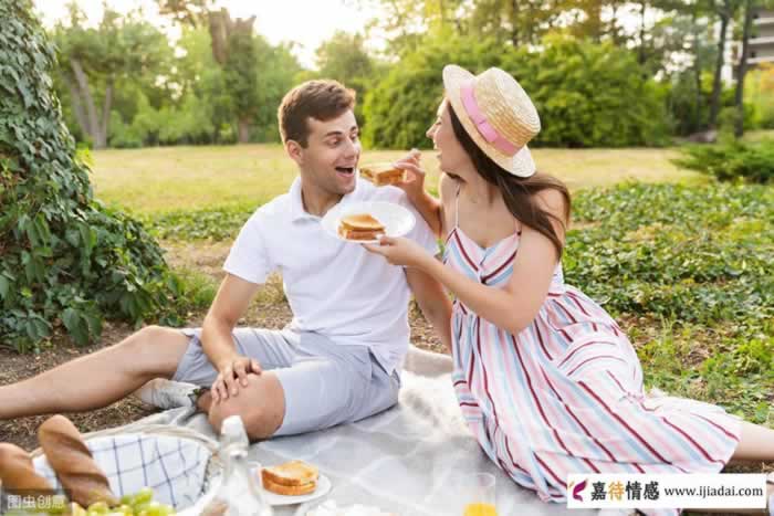 面对男人的背叛为什么有些年轻女孩会离婚，而中年女人会选择原谅_嘉待情感