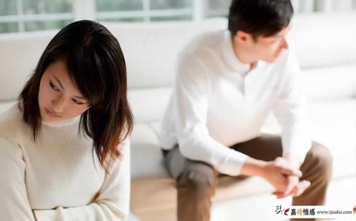 妻子出轨男闺蜜，丈夫的两难困境：离婚是自私，不离婚是窝囊_嘉待情感